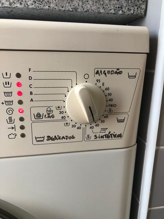 Máquina de lavar e secar roupa AEG 6 kg