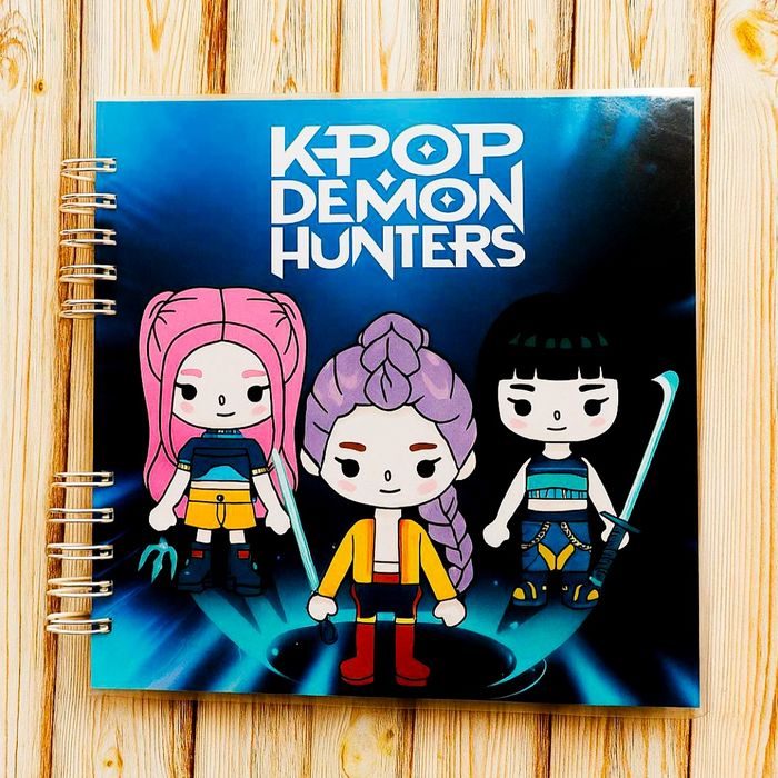 Zestaw 2 szt. Książka na rzepy K-pop Demon Hunters. Miasteczko labubu