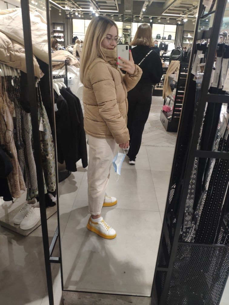Жіноча осіння куртка беж, Stradivarius XS, можна S, М. Чорна куртка