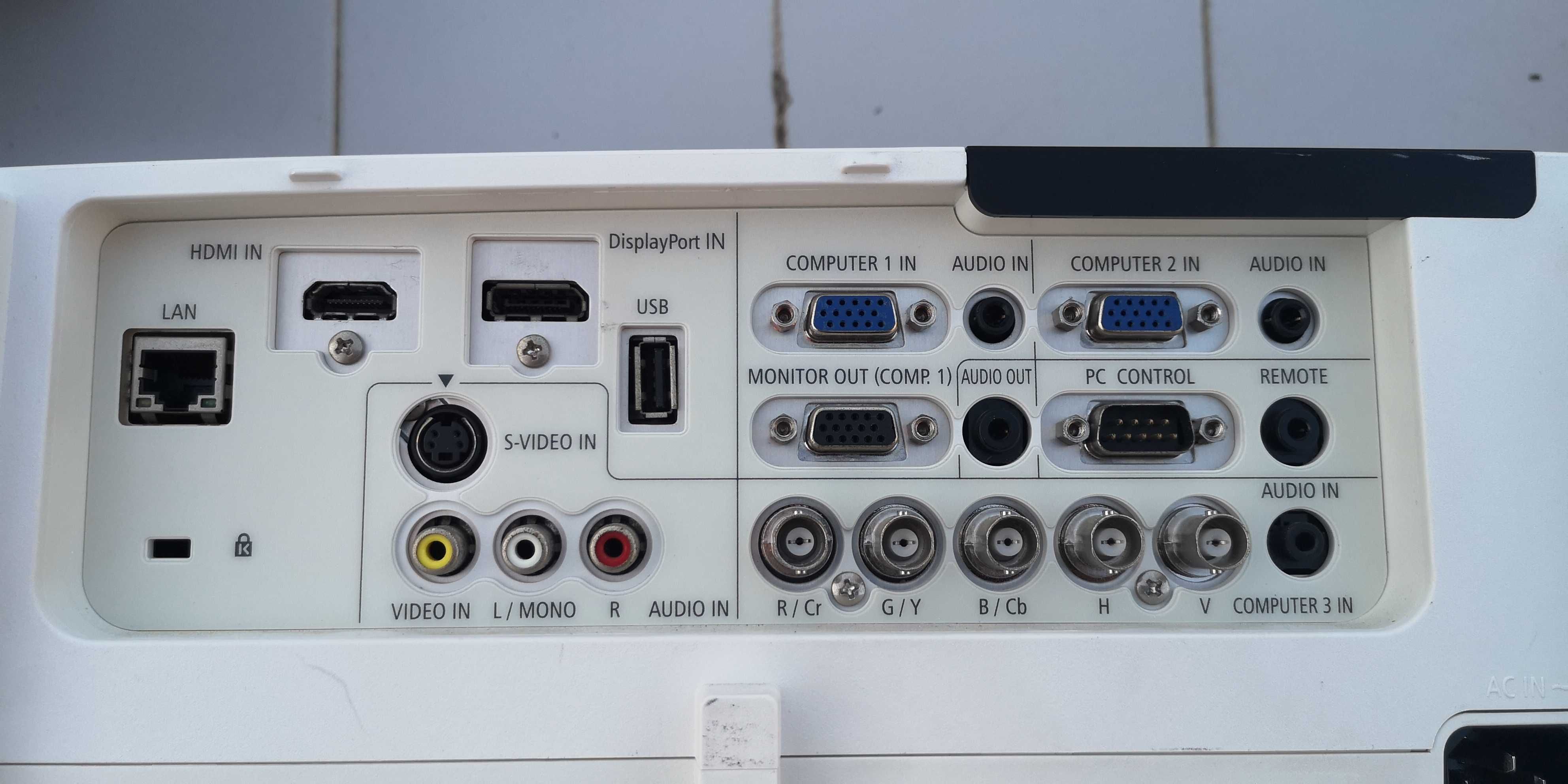 Projetor NEC500UG com avaria