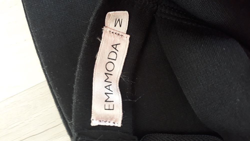 Sukienka mała czarna z wycięciami na plecach