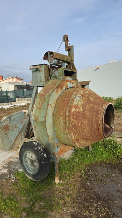 Betoneira com pá de arrasto