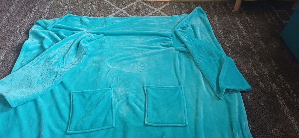 Плед з рукавами і карманами