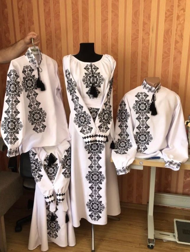 Вишиті сукні пари