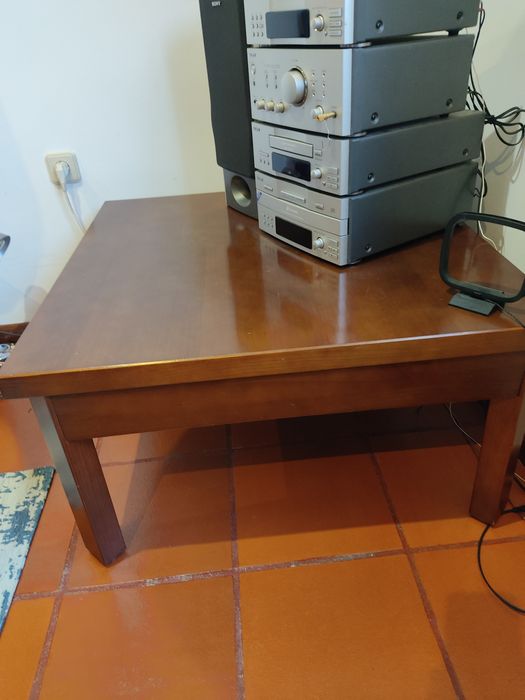 Mesa de centro , 80x80. Em muito bom estado. Cor nogueira.