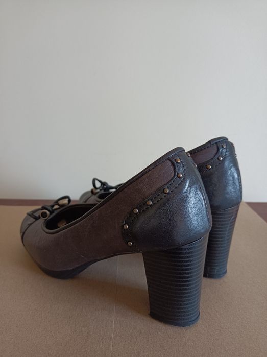 Sapatos de salto alto em pele cinza da Haity. Tamanho 37