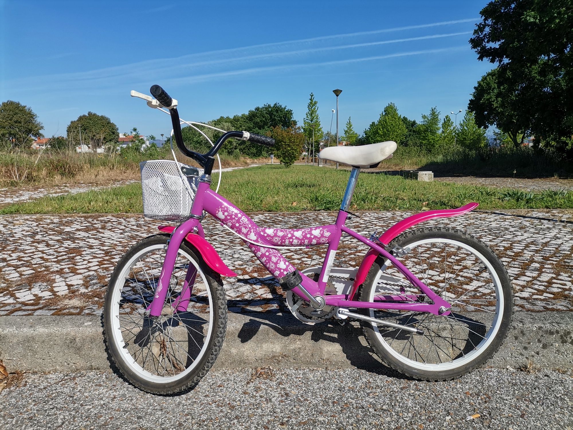 Bicicleta para menina roda 20 muito pouco uso como se vê nas fotografi