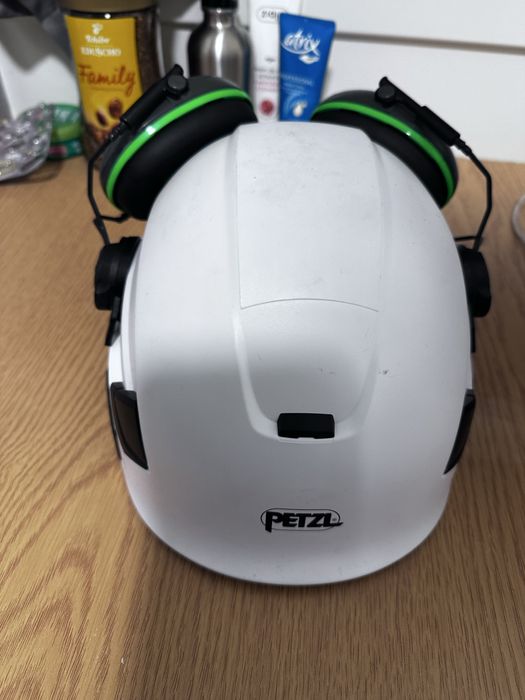 Kask ochronny Petzl oraz ochroniki sluchu sonis