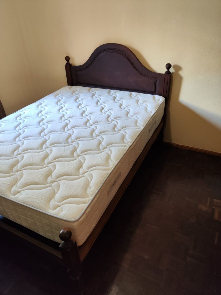 Cama e estrato sem colchão