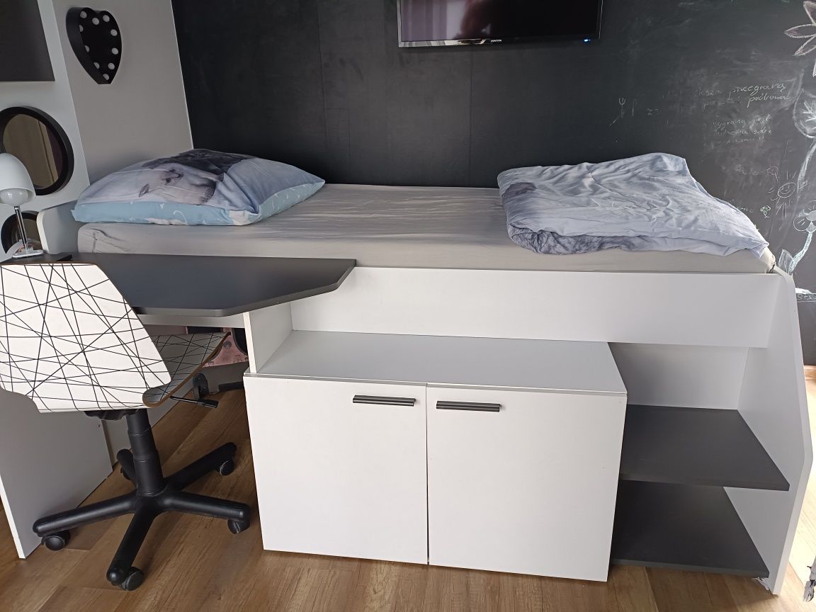 Łóżko z biurkiem i szafka