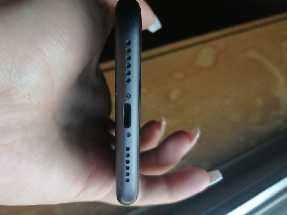 iPhone 11 usado (semi-novo) com capa preta
