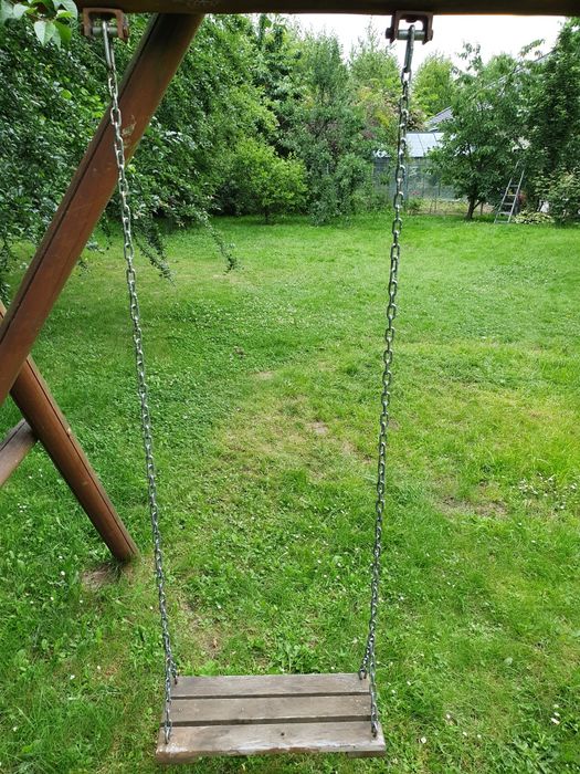 Dwie huśtawki na łańcuchu