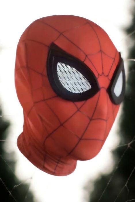 Czerwona maska spiderman