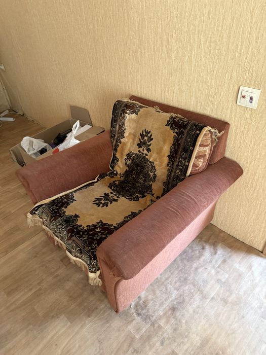 Стіл компютерний, ліжко односпальне, полиця, торшер, крісла мякі 2 шт