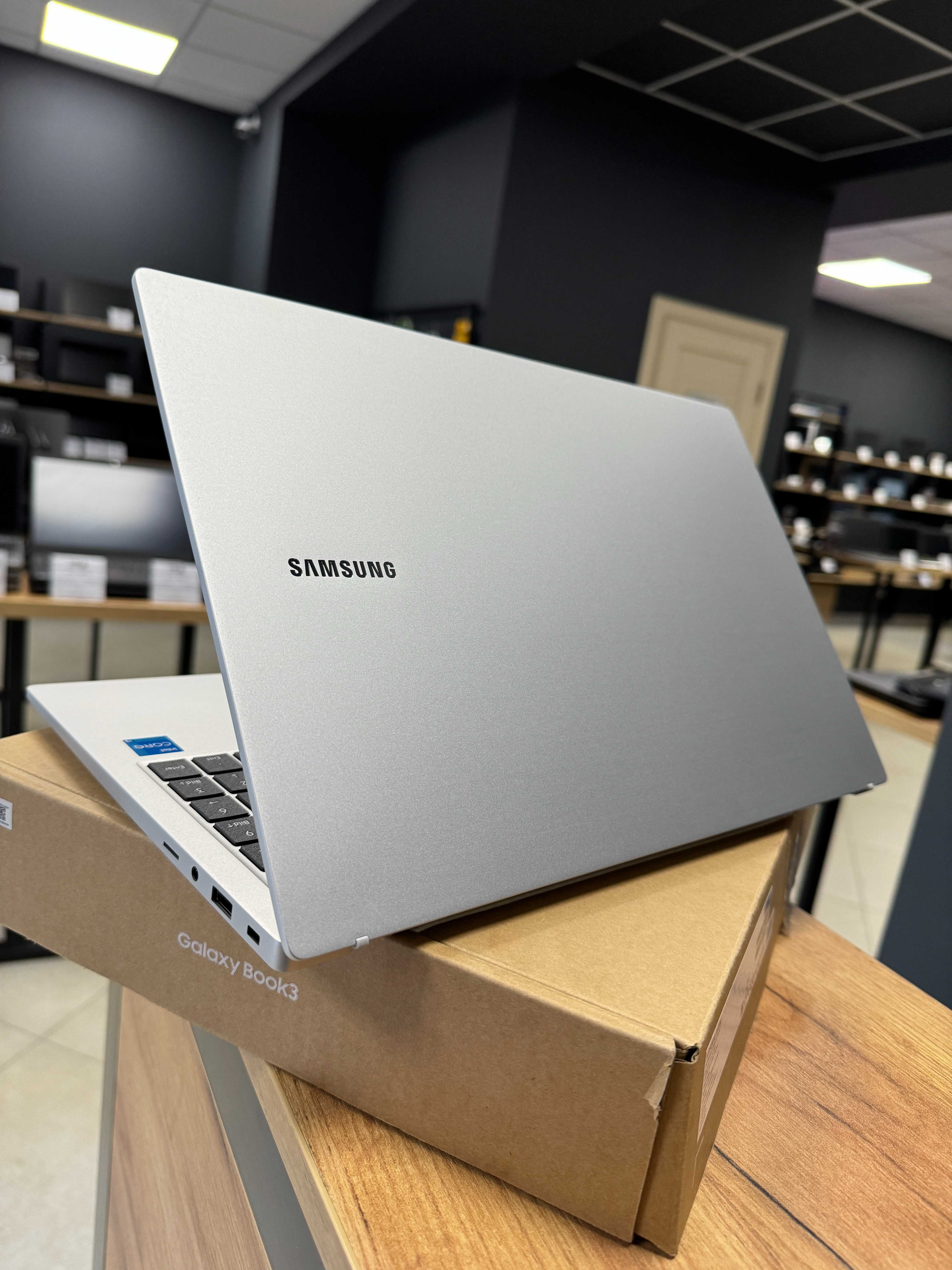 Ноутбук Samsung Galaxy Book 3 - i3 1315U 6 ядер/8 GB/256 NVME/FHD IPS