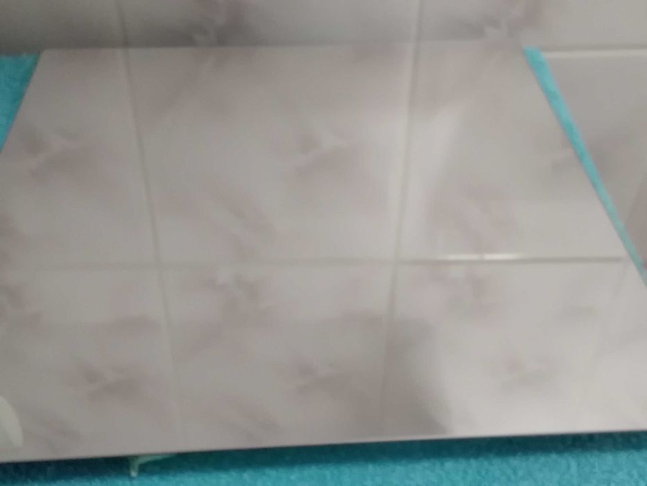 Małe lustro bez ramy.