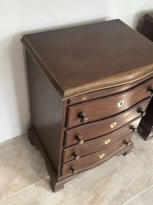 Mesa de cabeceira classica