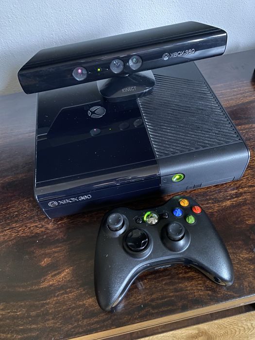 Konsola Xbox 360 E + Kinect.