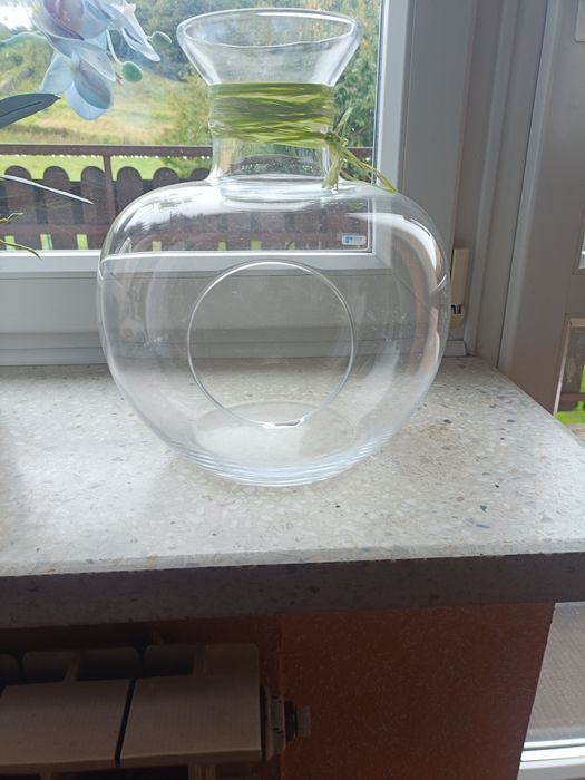 Szklany słój z otworem po środku