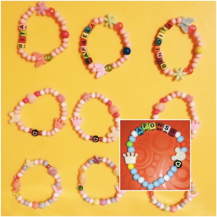 Pulseiras personalizadas.
