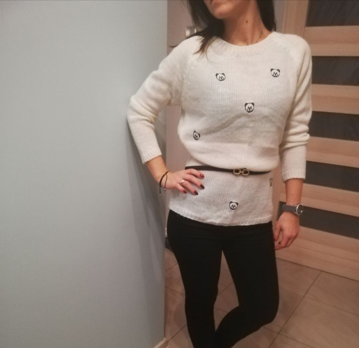 Sweter ecru w misie moschino