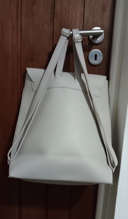 Mochila de senhora beje claro.