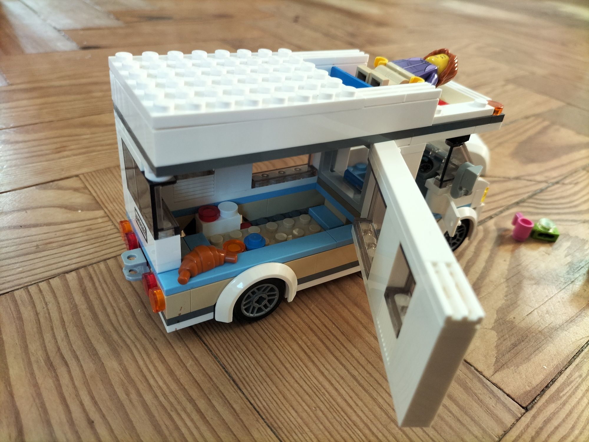 LEGO auto caravana
