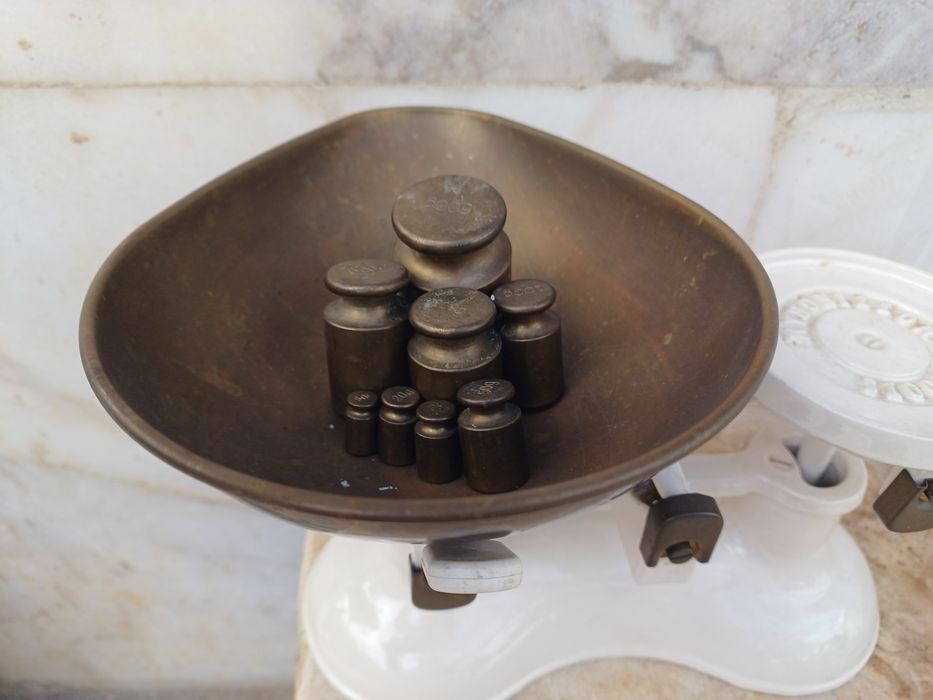 Balança antiga branca