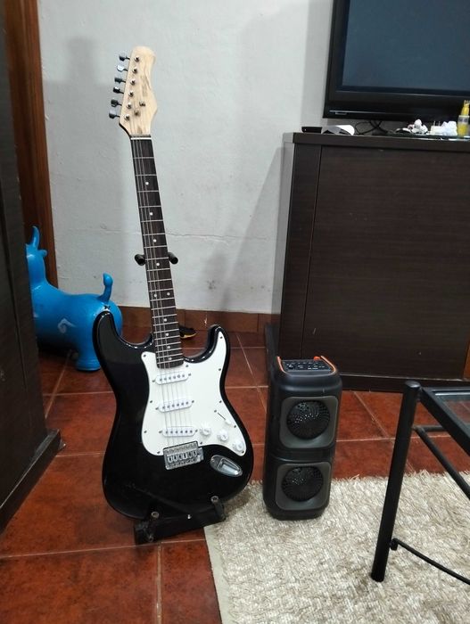 Guitarra elétrica staag com sport e amplificador e cabo.