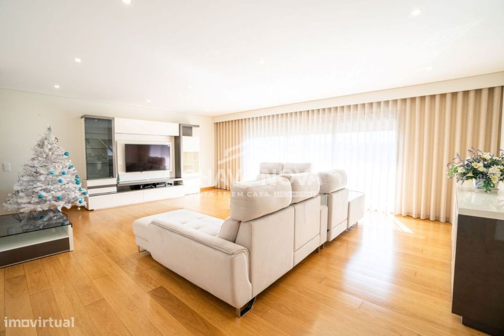 Moradia Geminada V3 Como Nova c/ Garagem Box em Canidelo