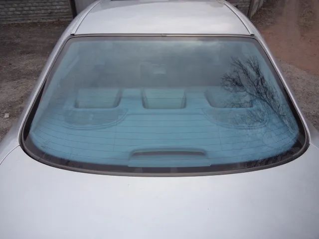 SZYBA KAROSERYJNA TYŁ TYLNA NIEBIESKA MERCEDES W210 SEDAN AVANTGARDE