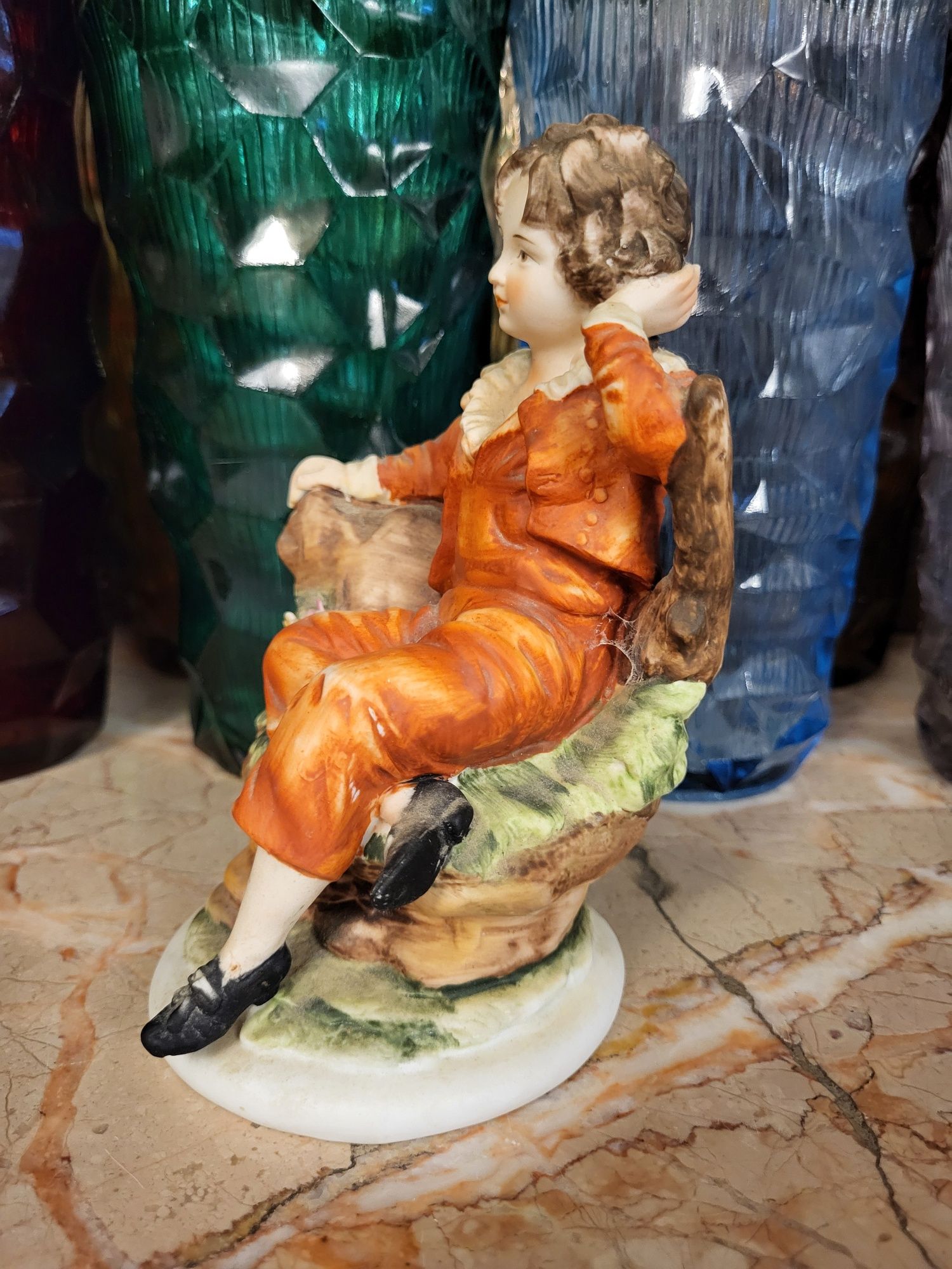 Porcelanowa biskwitowa sygnowana figurka chłopca ręcznie malowana