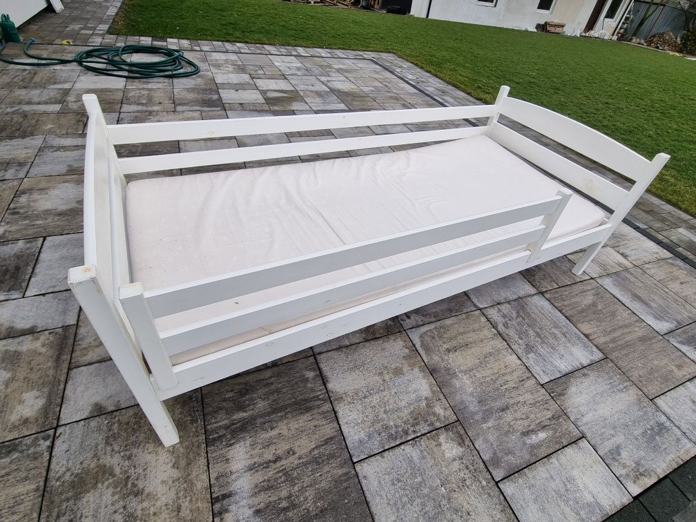 Łóżko drewniane białe z barierką
