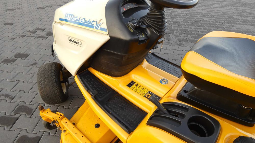 Traktorek kosiarka Cub Cadet 3205 Kawasaki 2 Cylindry (251101.4) Baras