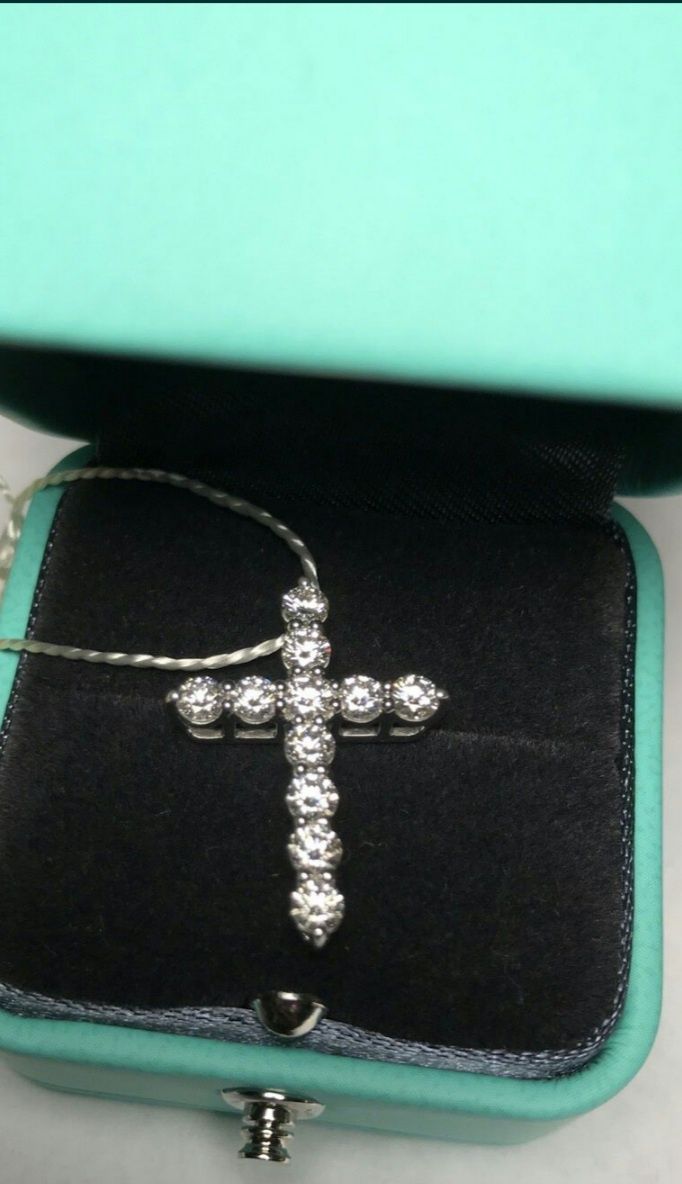 Золотой крест с бриллиантами в стиле "Тиффани"