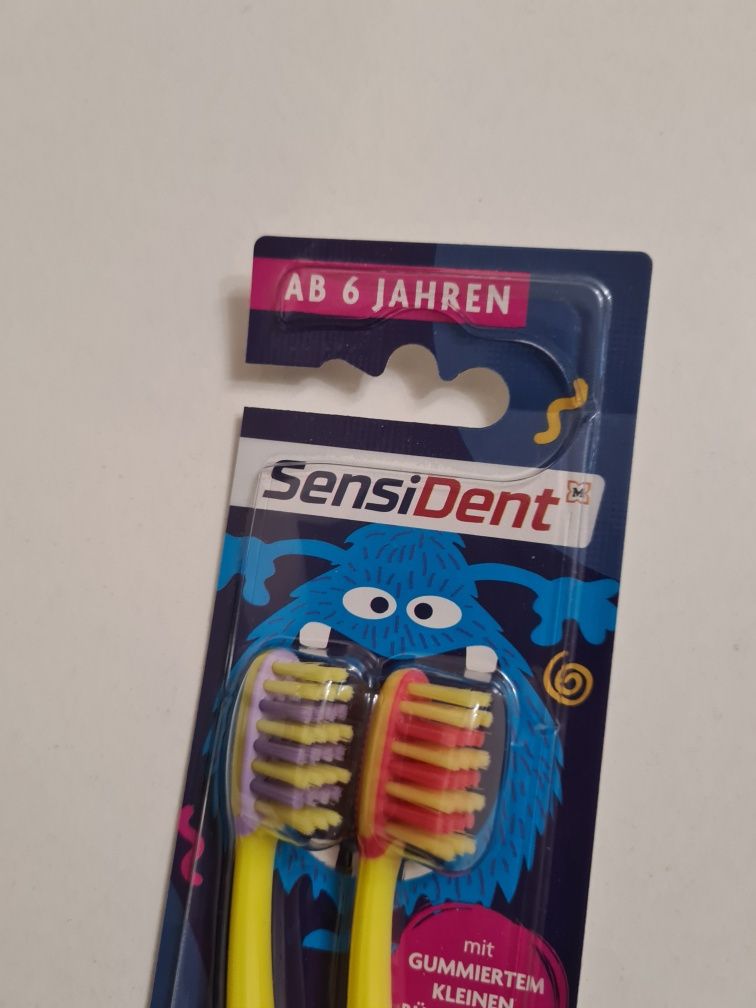 Дитяча зубна паста SensiDent та дві зубних щітки від 0-6 років
