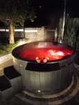 Domek z balią jacuzzi nad jeziorem w Międzybrodziu Żywieckim .