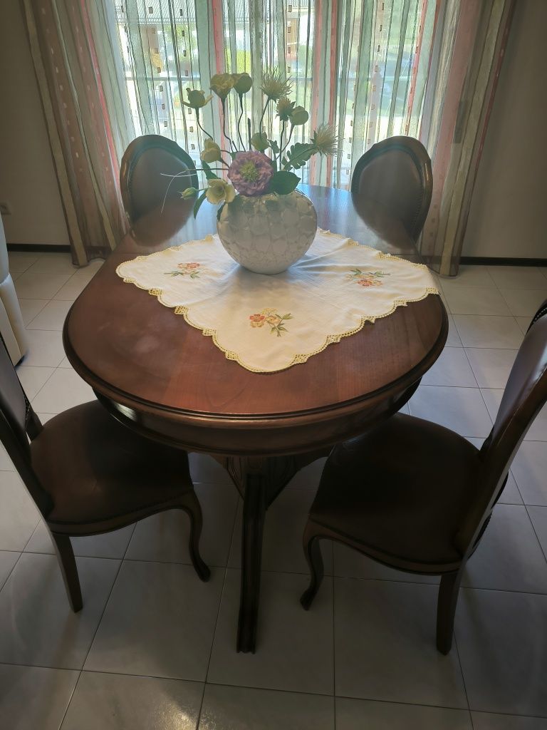 Mobília de Sala - mesa, 4 cadeiras e cristaleira