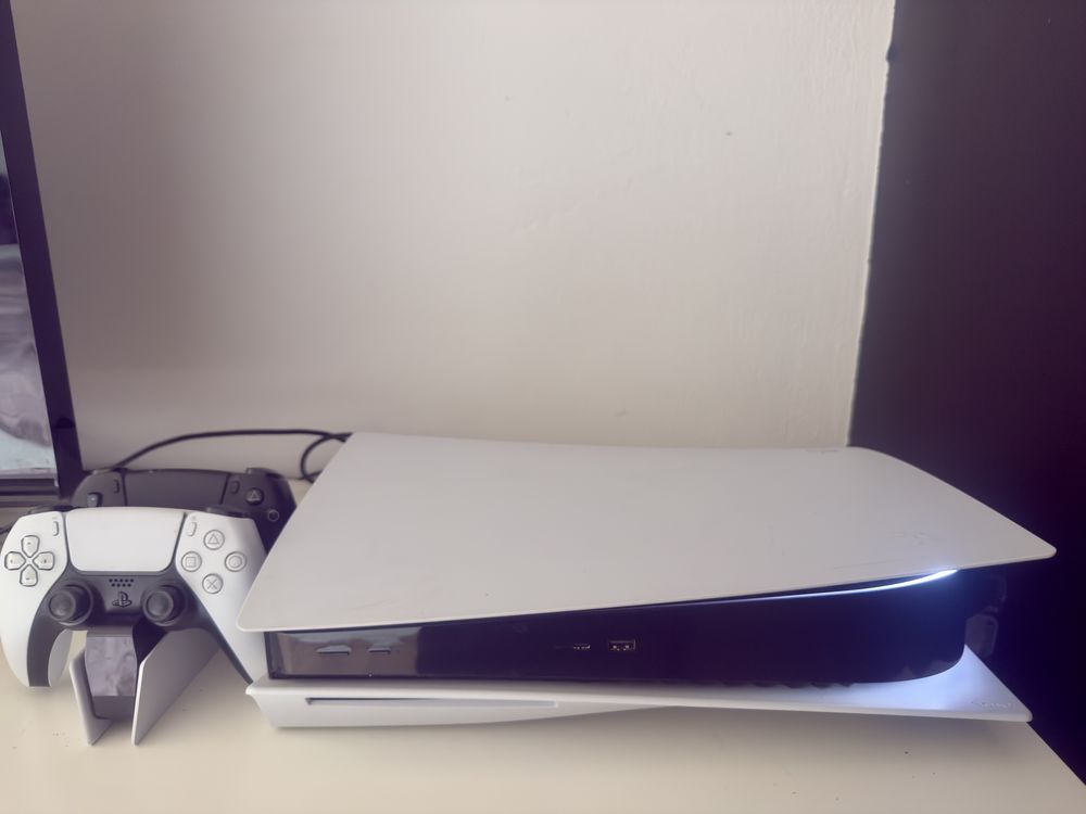 PS5 z uszkodzonym napędem + 2 pady + ładowarka