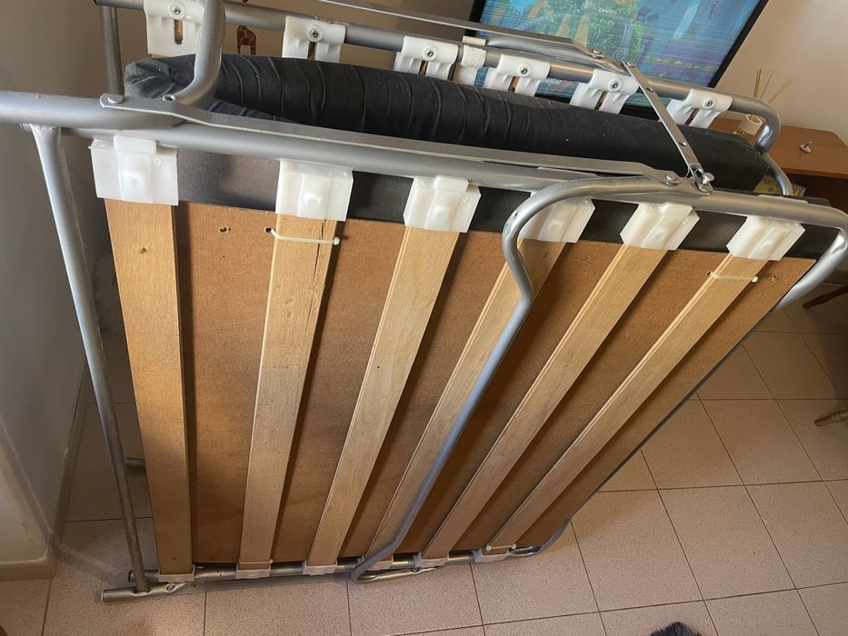 Cama dobrável com colchão