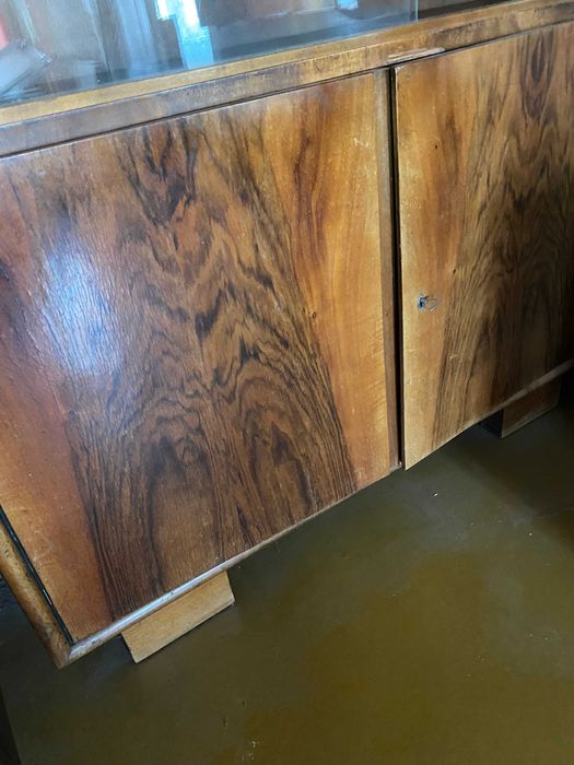 Szeroka komoda, regał, kredens PRL w dobrym stanie na poziomych nóżkah