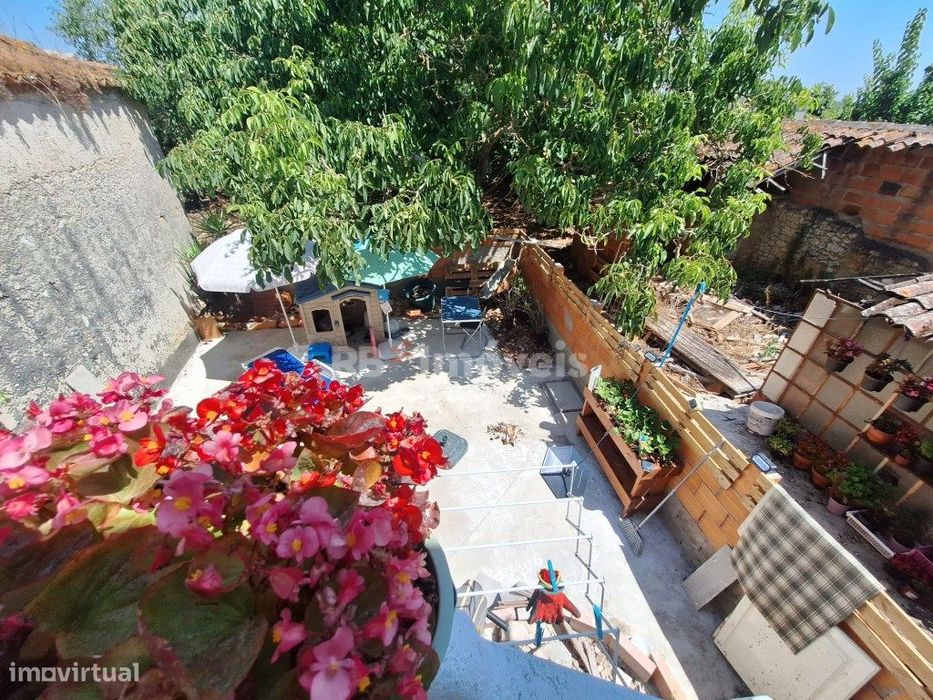 Moradia T3 transformada em T2 com garagem e Logradouro - Caniçal, T...