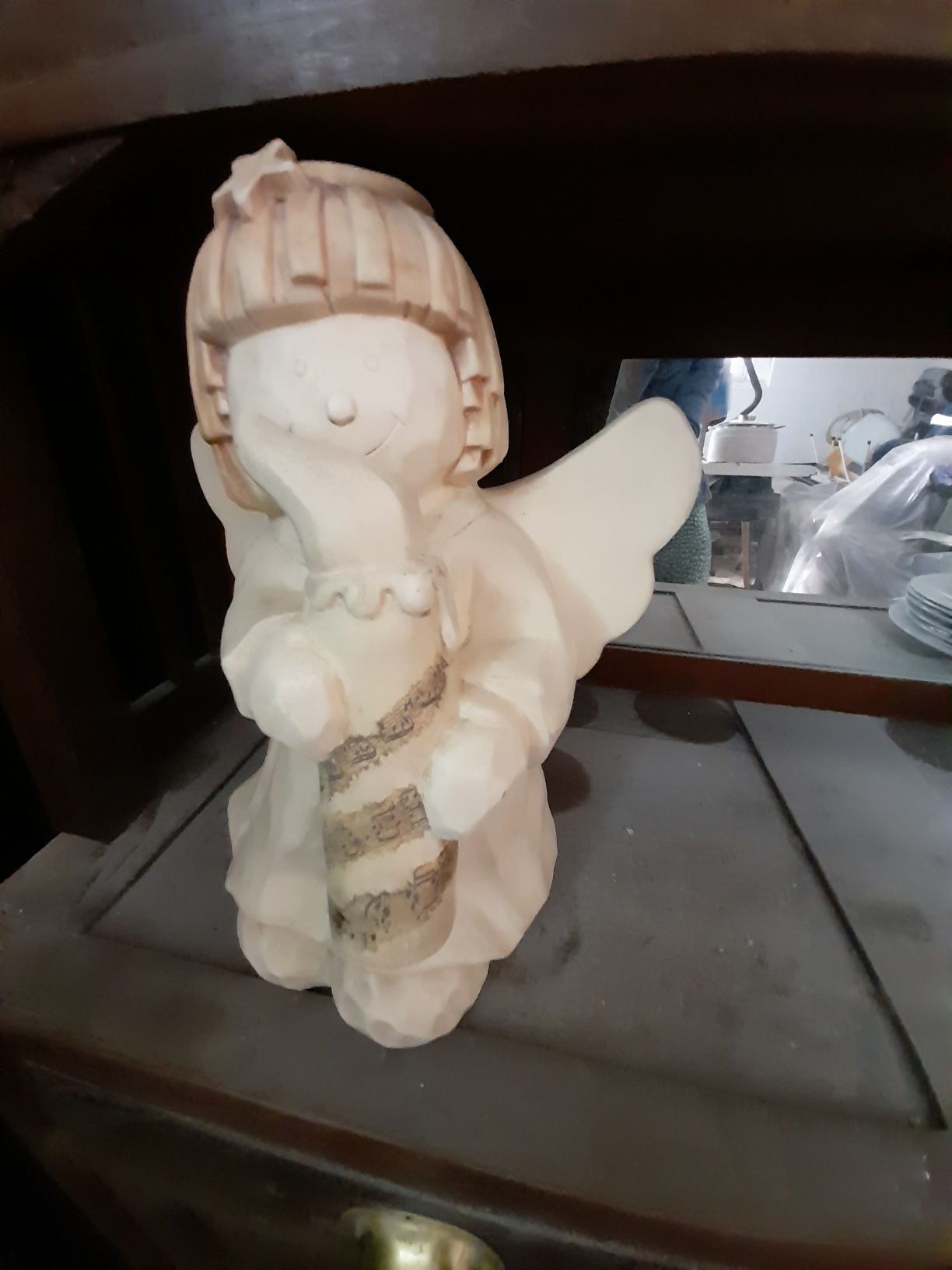 Anjo decorativo de madeira