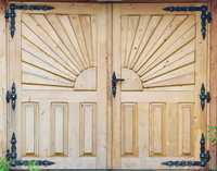 piękne drewniane drzwi garażowe