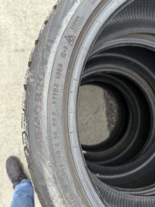 Разноширокие шины комплект 245/40 R20 99V XL 275/35 R20 102V