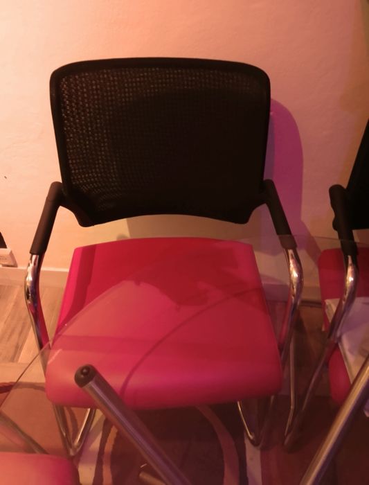 Mesa redonda vidro com quatro cadeiras de escritório