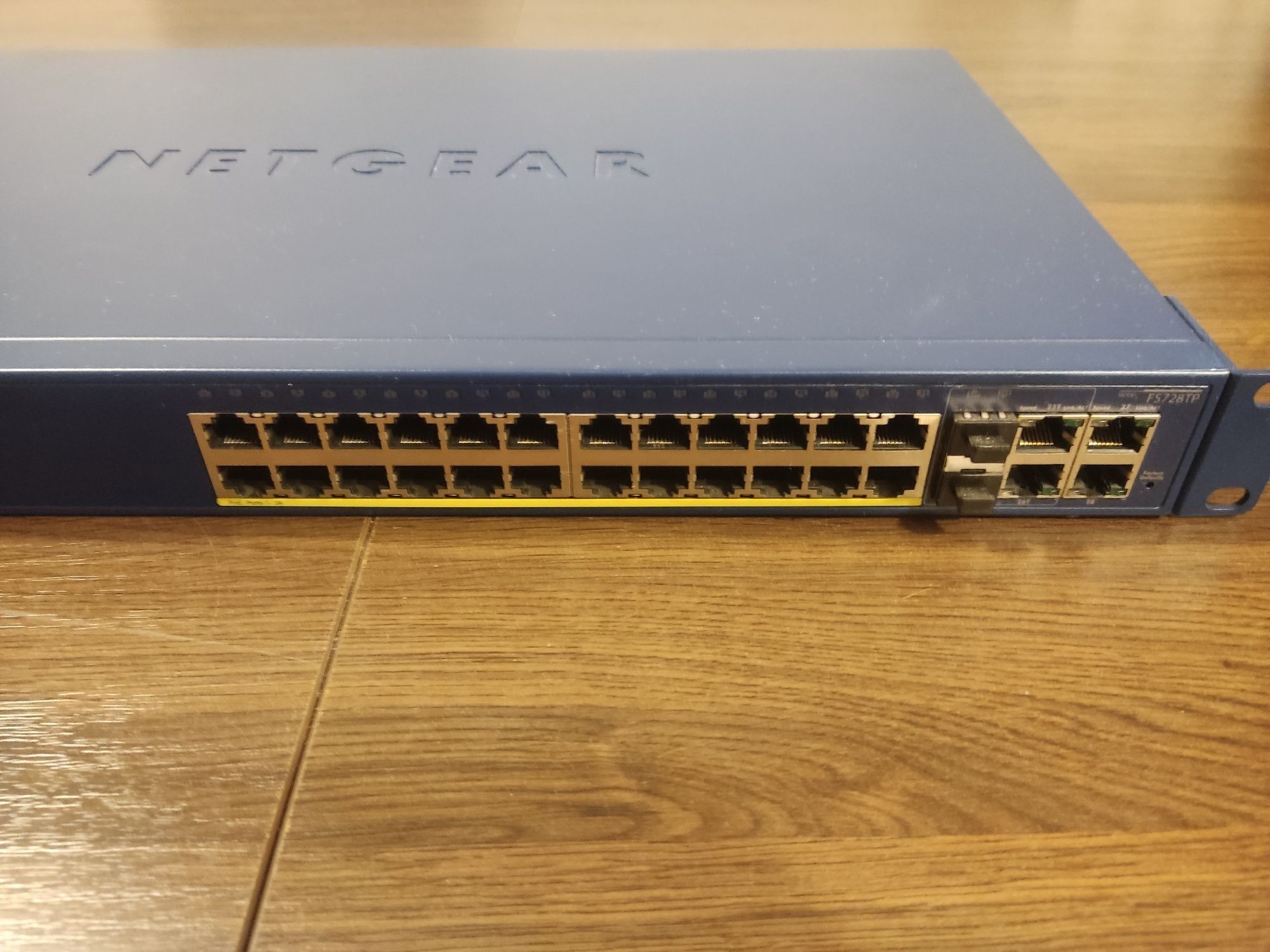 Switch PoE NETGEAR FS728TPv2 24+4 porty, 2xSFP, zarządzalny