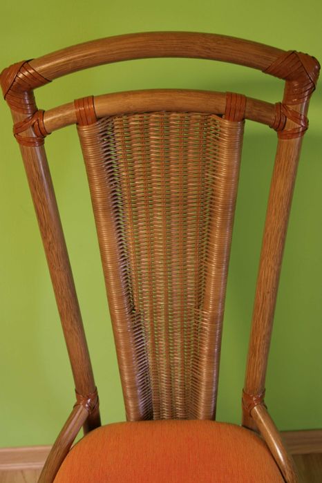 Wysokie krzesła z ratanu