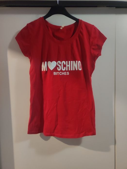 Koszulka czerwona z napisem Moshino