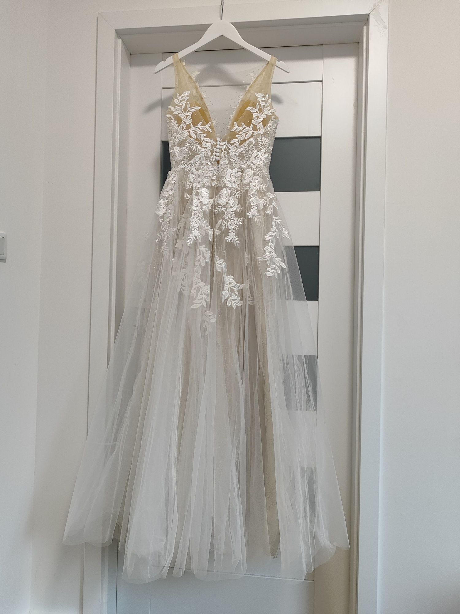 Nowa suknia ślubna z koronką S/M z odpinanym tiulem z trenem koronka